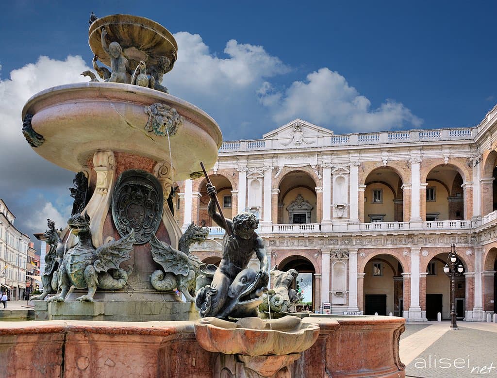 Visita della fontana con il Palazzo Apostolico sullo sfondo