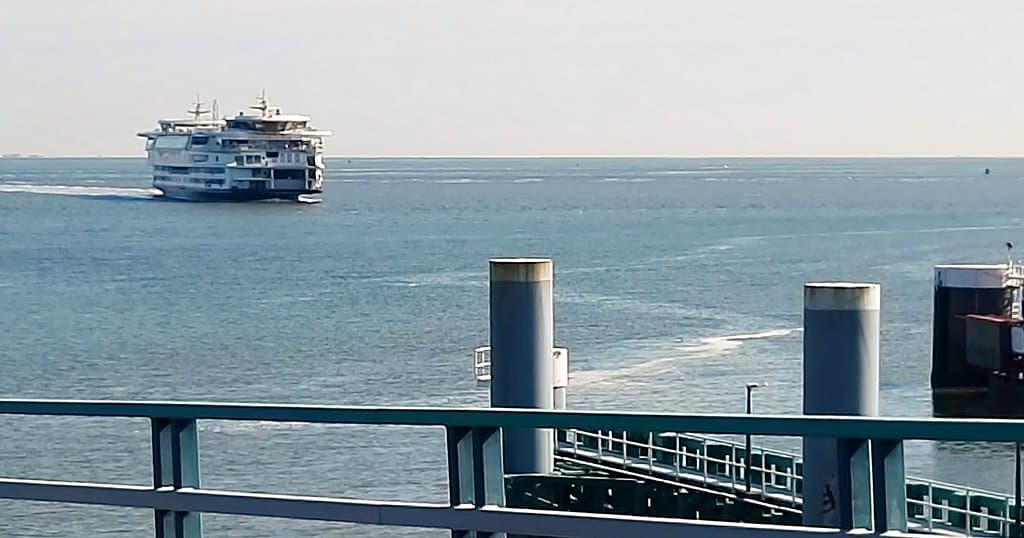 Ingresso del traghetto in porto a Den Helder