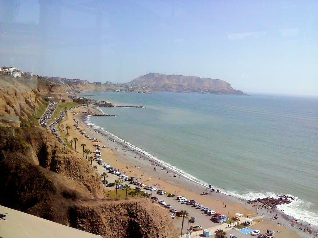 Desde muy lejos es visible el morro que cierra uno de los extremos de la gran bahía de Lima. Con su perfil de puercoespín con todas las antenas en la superficie 