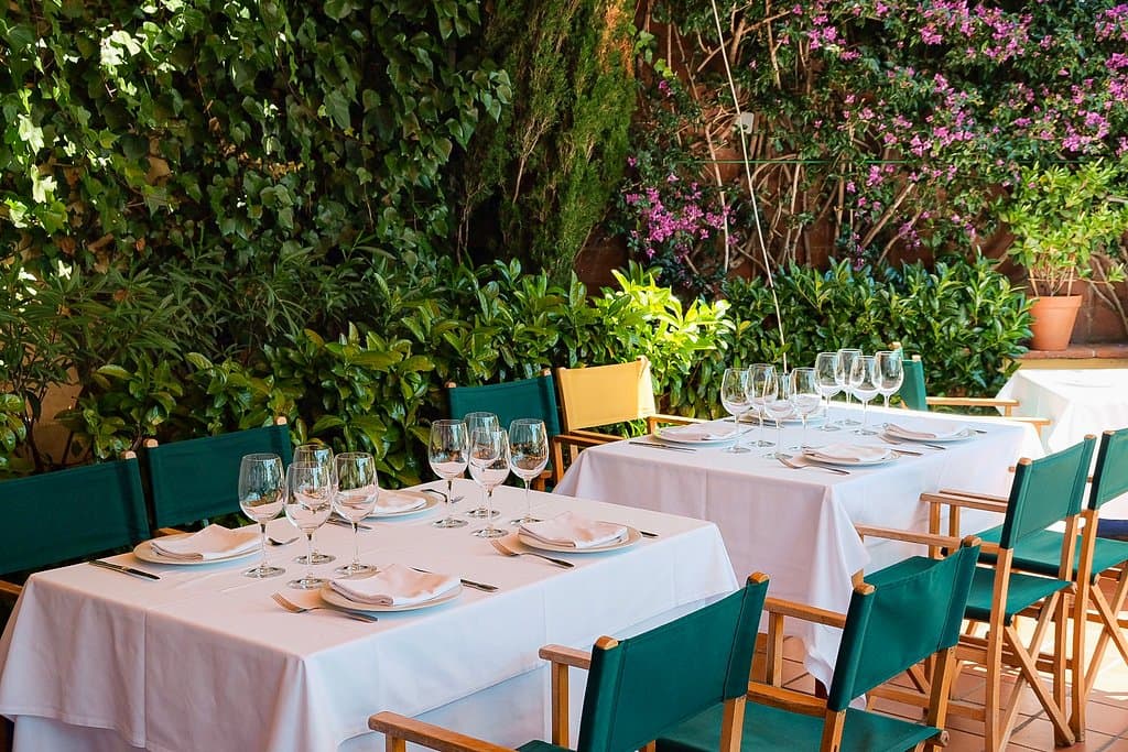 La terraza descubierta no está climatizada pero dispone de un pequeño tendal y sombreros de paja para los días más calurosos.