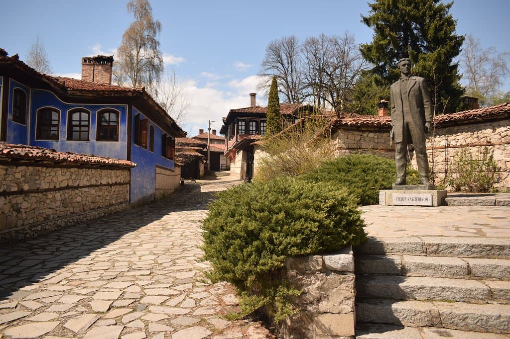 The road to the house and the monument of Todor Kableshkov.