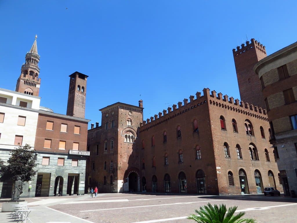 uno scorcio dell'angolo est-sud-est della piazza