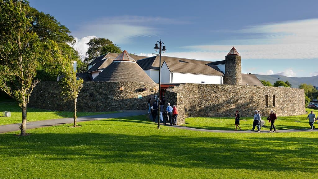 Siamsa Tíre theatre and arts centre was built in 1991. This iconic Ring Fort style building provides a 350 seat theatre, theatre bar and galleries for visitors to enjoy.