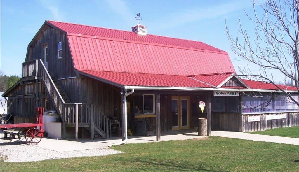 Stop by the store to discover the wide range of local products offered including meats, preserves and maple syrup