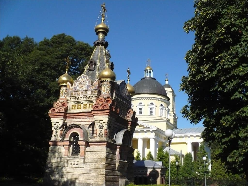 усыпальница и собор на заднем плане 
