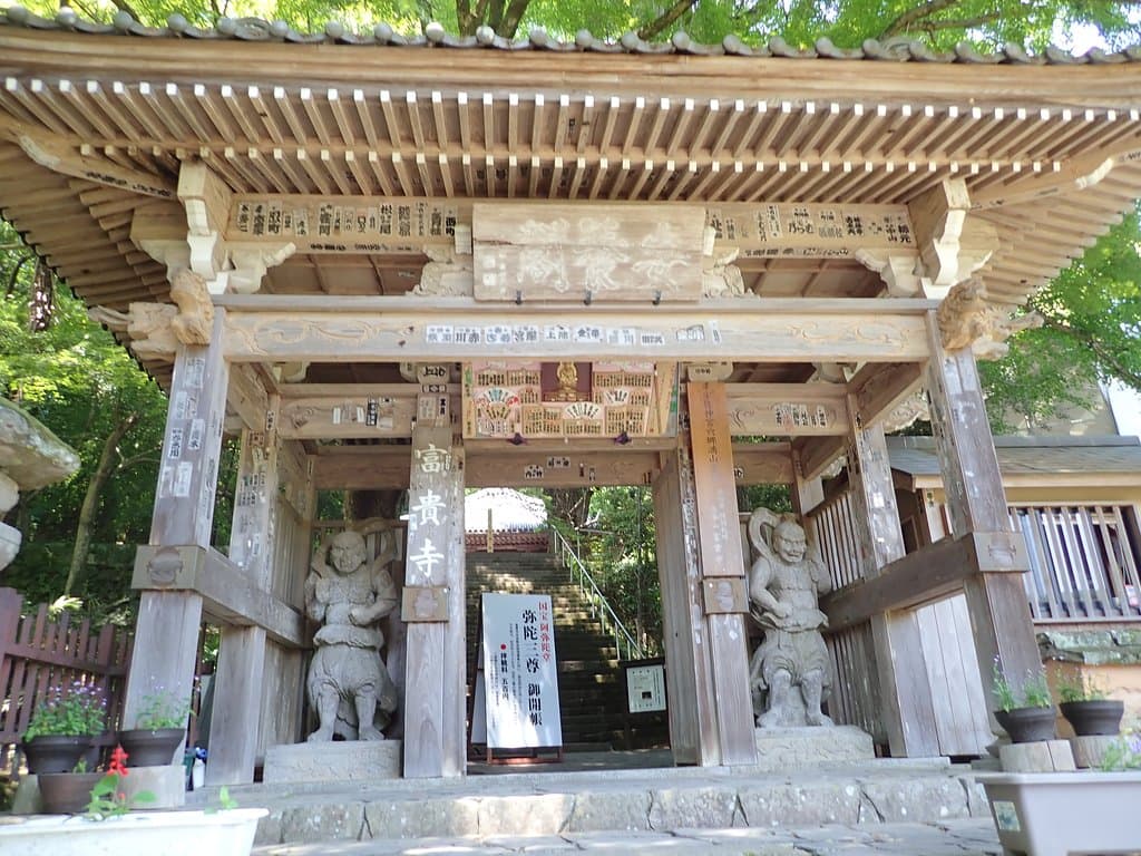 石段の参道を登るとすぐに立派な山門があり、国東半島でお馴染みの石造仁王像がありました。ここでは雨ざらしでなく門の中にあるんですね。門の扁額には「安養閣」と表記がありました。