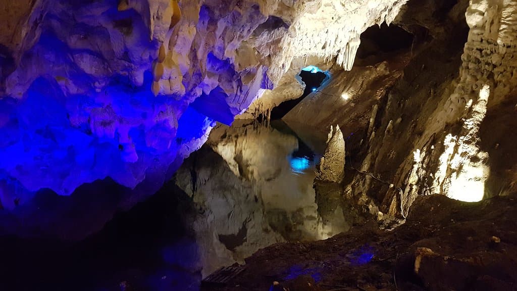 Пещера и вода в ней