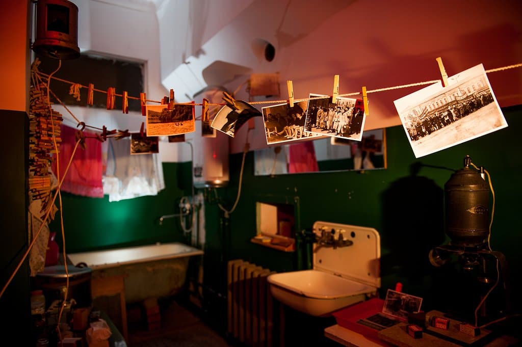 Ванная комната, превращенная в домашнюю фотолабораторию. Фото Никиты Маркова