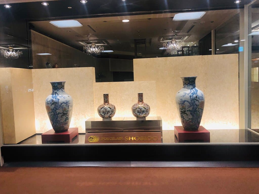 美術品を扱っているお店もあります。