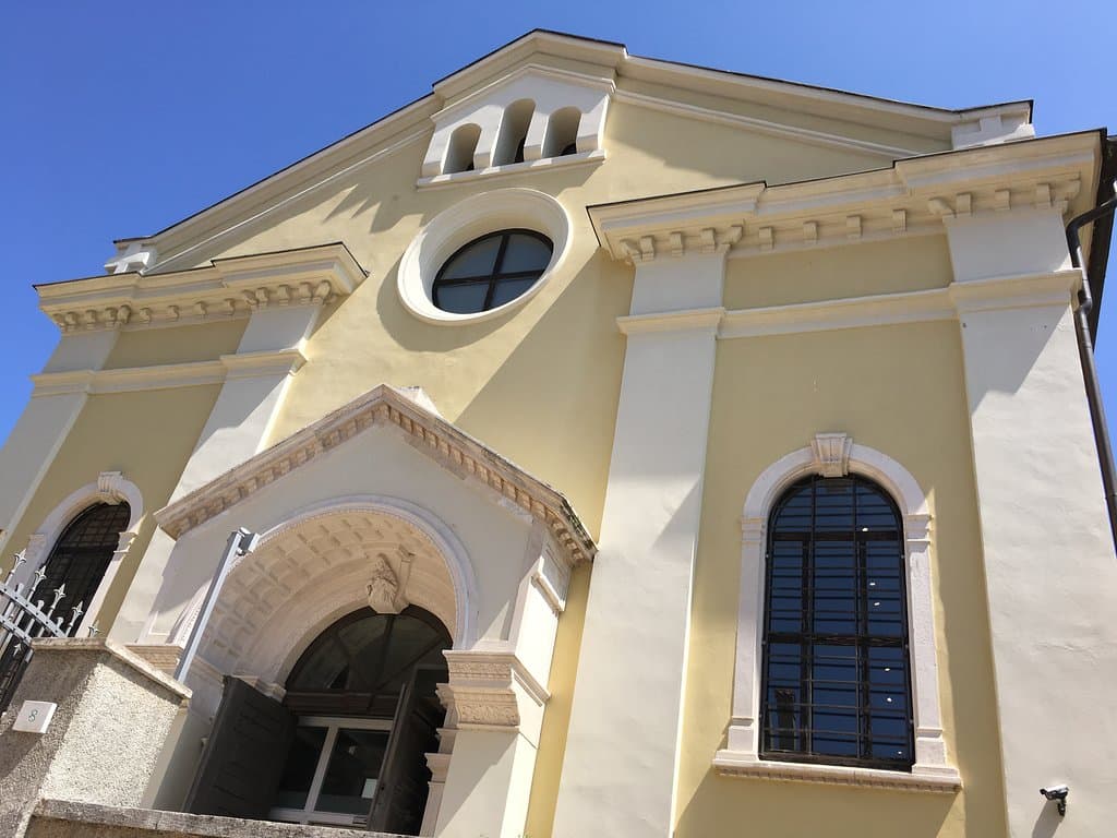 Здание музея (бывшей церкви Святых Сердец Иисуса и Марии)