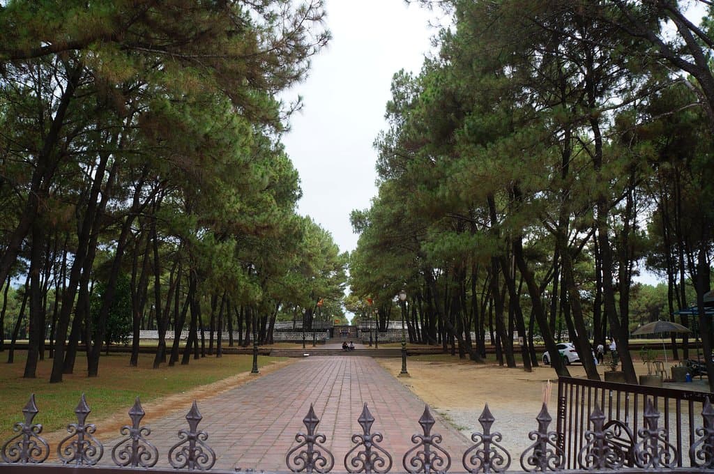 奥に見えるのが祭壇