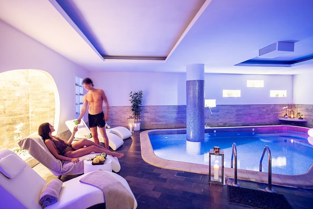 PISCINA CALDA CON LAMA PER LA CERVICALE ED IDROMASSAGGIO