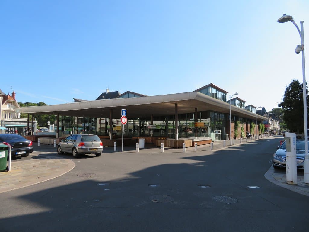 Halles rénovées de La Baule photographiées un après-midi, alors que les étals des commerçants étaient vides.