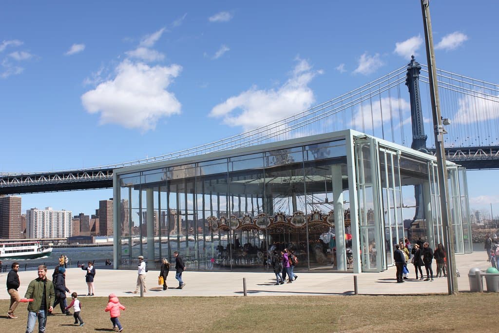 マンハッタンブリッジを見上げる場所にあります。