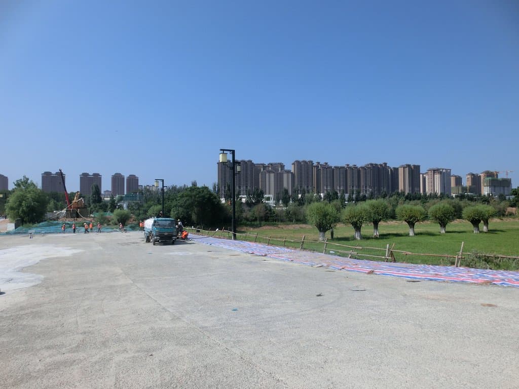 遠方に西安のマンション群がそびえます。