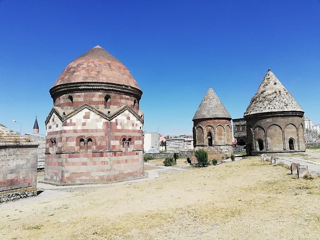Üç Kümbetler