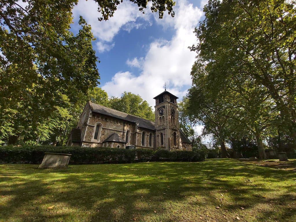 St. Pancras Old Church Merita una visita questa piccola chiesa immersa in un bellissimo parchetto .