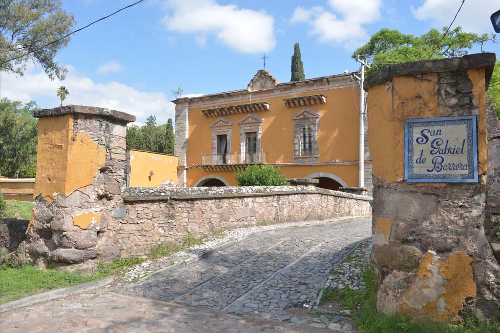 La hermosa Fachada de la Casa te recibirá junto a toda
su historia!