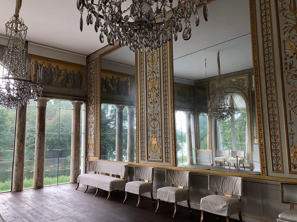 Fantastiskt vackert och skört. Vi var en liten grupp och fick en väldigt intressant och givande guidning. Man förundras att det ändå överlevt och bevarats och kan fundera vad som skett om Gustav III fått leva längre. Absolut värt ett besök ,och ta tid att vandra runt i Hagaparken.