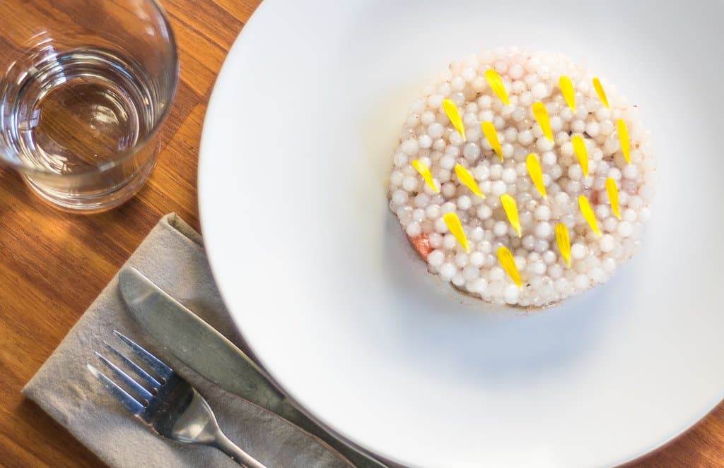 Lengua, tapioca, pomelo, mani y chimichurri