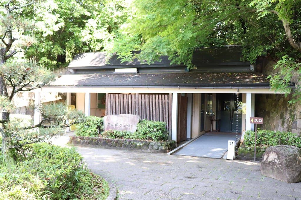 高松塚古墳の横にひっそりと建っています