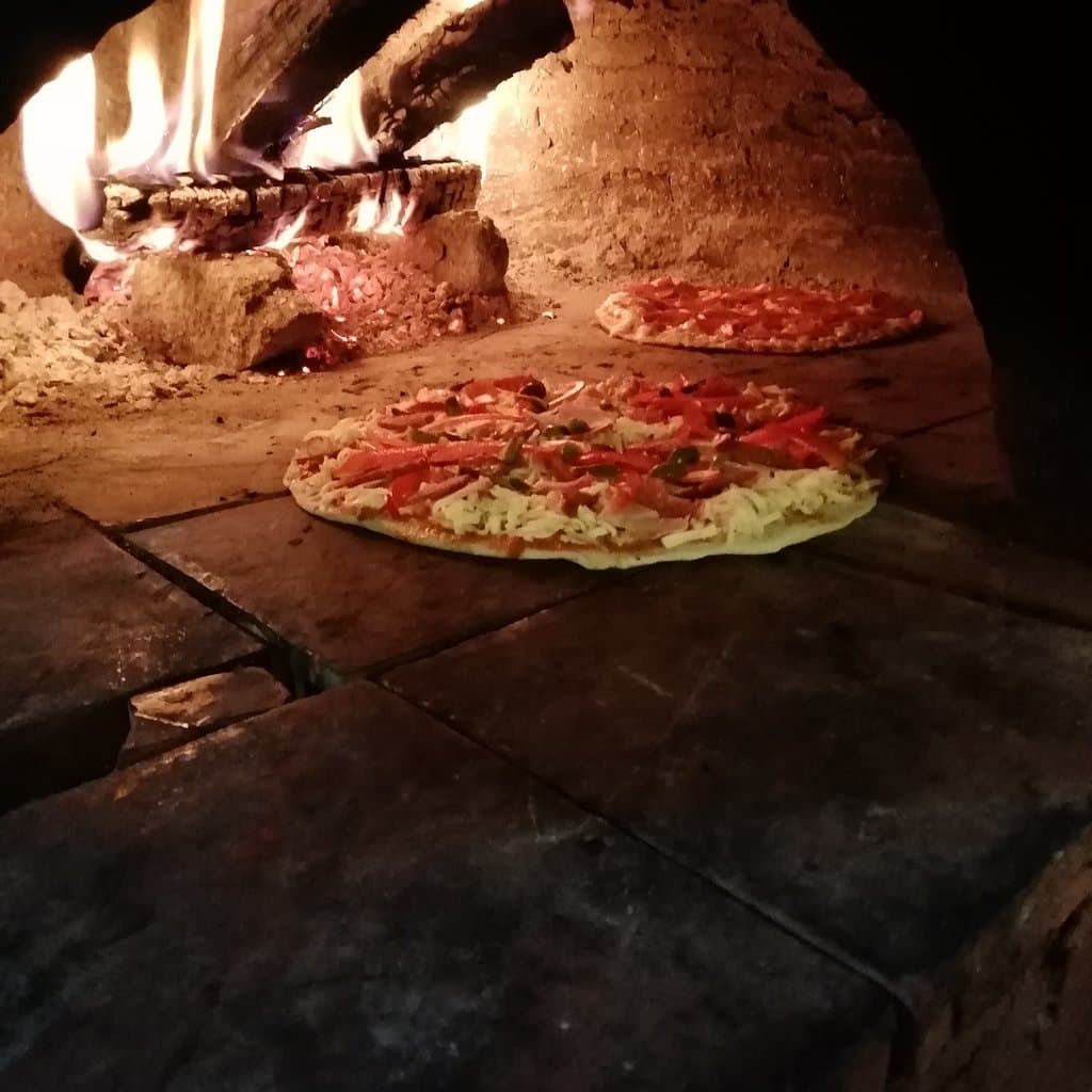 Pizzas artesanales hechas con mucho esmero masa crocante y queso mozzalera y ingredientes de buena calidad 