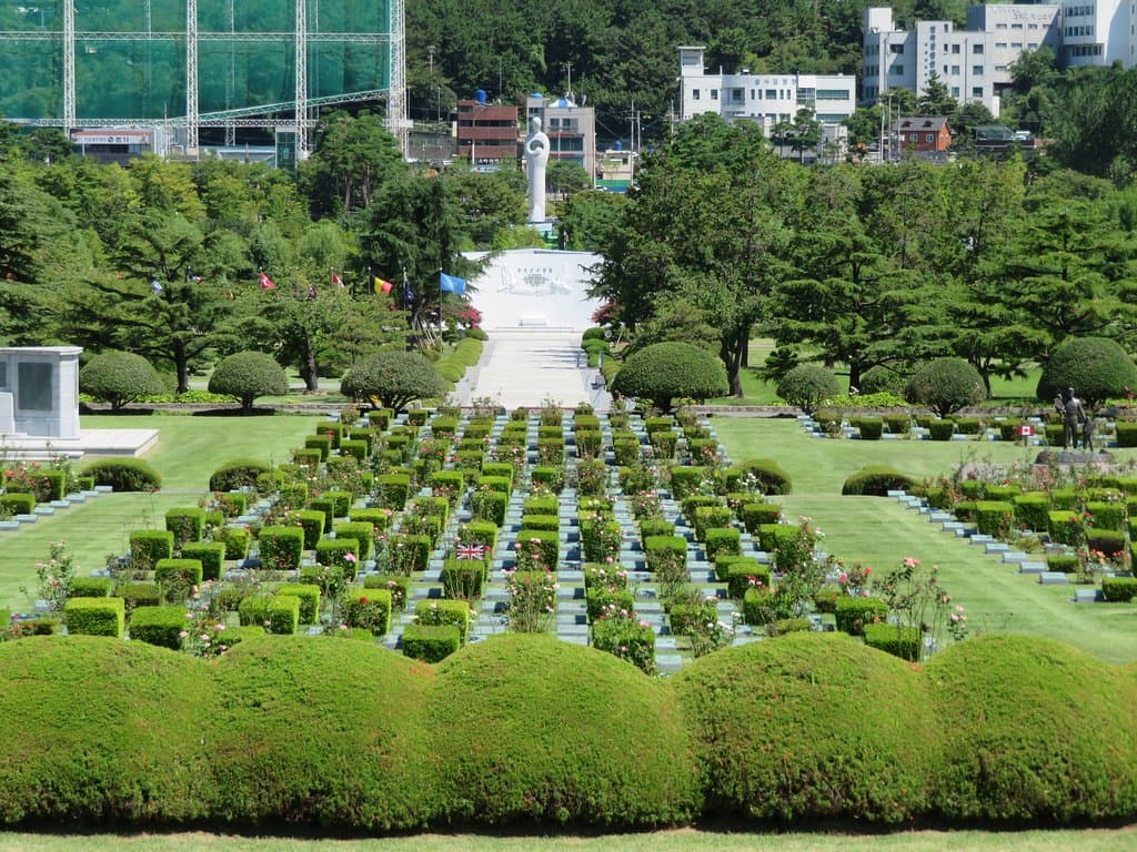 墓地とモニュメント