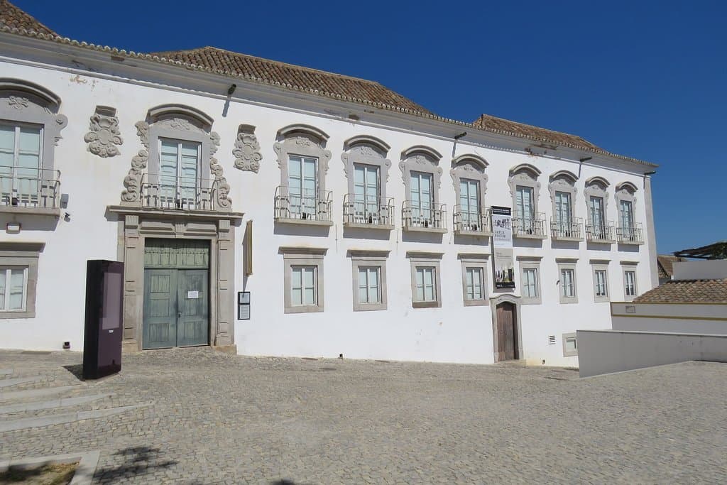 voor het museum