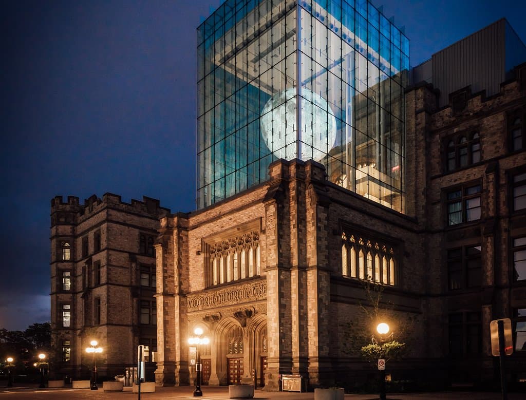 In the Queens' Lantern of the Museum hangs a seven-metre-wide sculpture of the moon, designed by UK artist Luke Jerram.