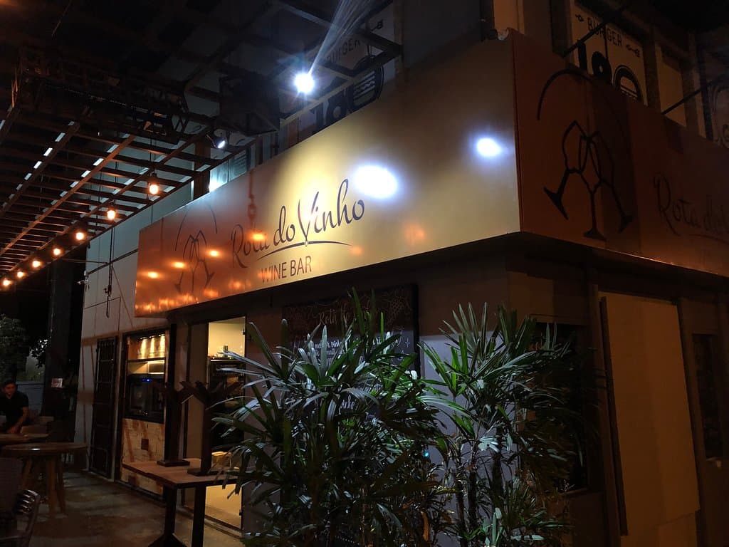 Visão noturna do espaço que tem o jeitão de Brasília.