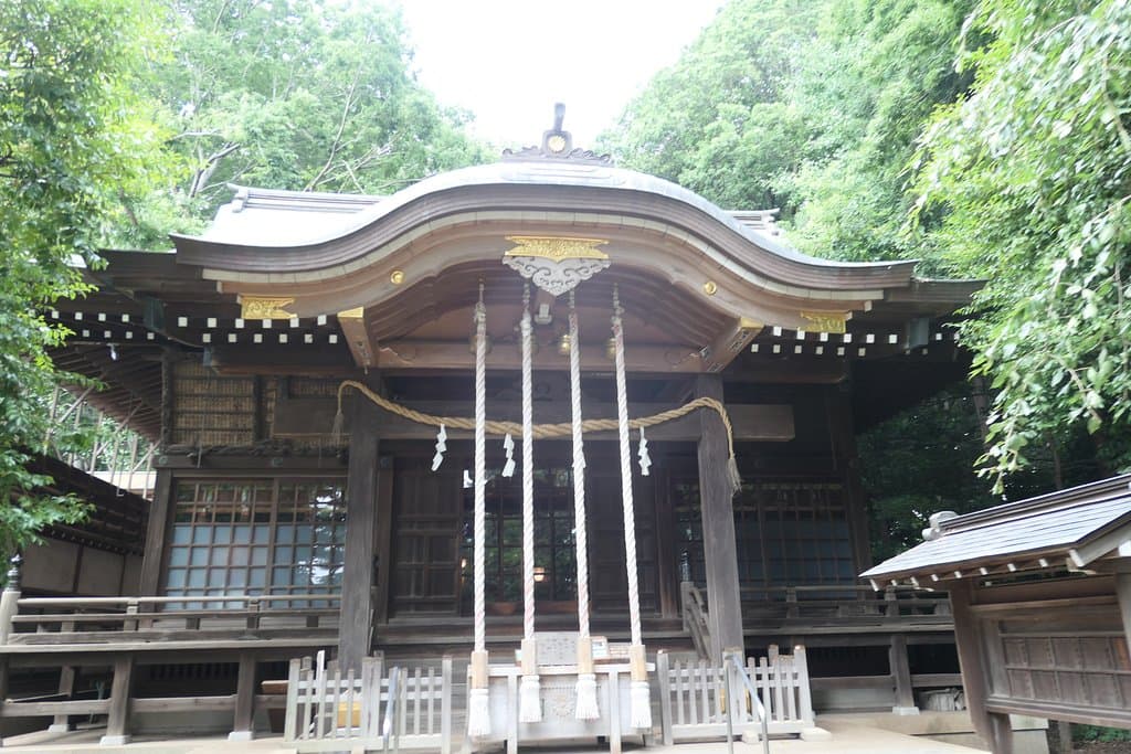 素敵な社殿。祭神は須佐之男命、稲田姫命、大己貴命の三柱を祀ります。