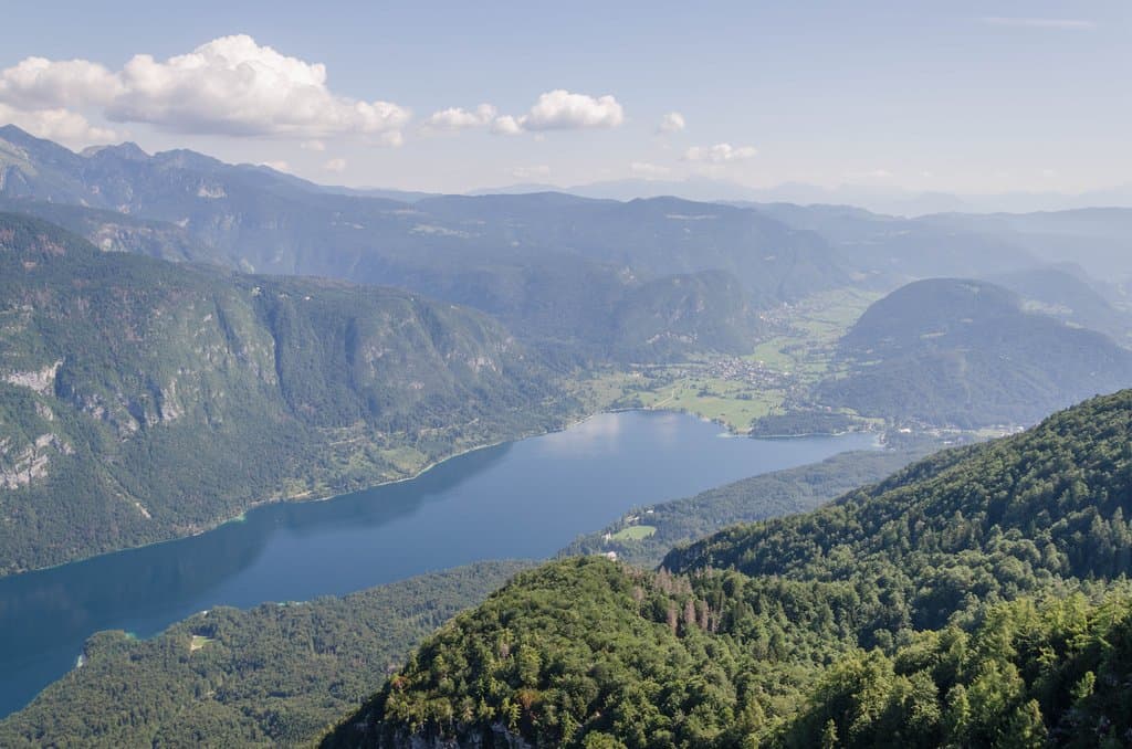Widok z tarasu przy górnej stacjii na jezioro Bohinj
