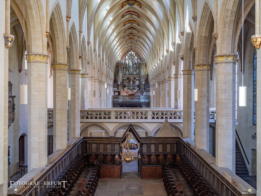Ev. Predigerkiche in Erfurt; Hoher Chor mit Chorgestühl, Sicht bis zur Orgel