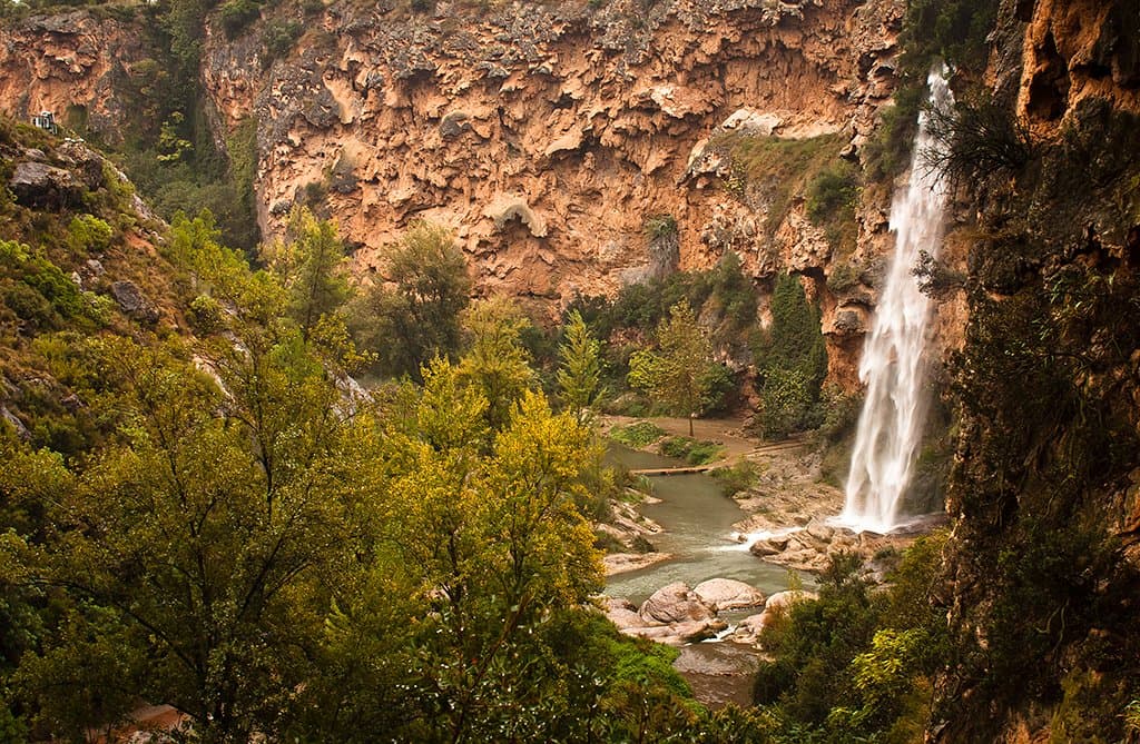 SENDERISMO POR EL SALTO DE LA NOVIA  La belleza de este lugar va incrementándose por momentos a medida que la primavera se acerca. El aumento del caudal del río permite que ese salto de agua de 30 metros vaya cargado con más litros generando más volumen y un estruendo ensordecedor al chocar con el agua acumulado en la parte inferior. Esta imagen es el colofón final a una ruta que va presentándote lugares totalmente nuevos en plena naturaleza, accesible y fácil de recorrer.