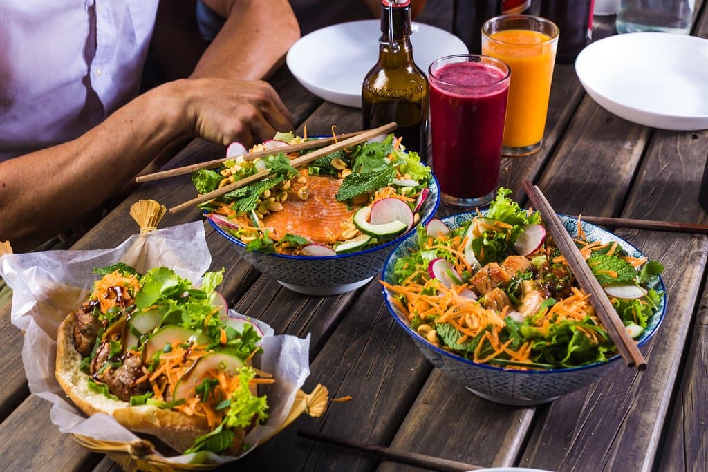 Nuestros platos principales tienen versión en bun (bowl de fideos de arroz), bahn mí (sandwich en baguette), casado o ensalada.

Order our main courses as a bun (rice noodle bowl), bahn mí (sandwich using a baguette), casado (rice, salad and lentils) or a salad.