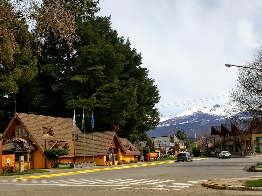 Vista de la Plaza de Trevelin y de la Oficina de Turismo.