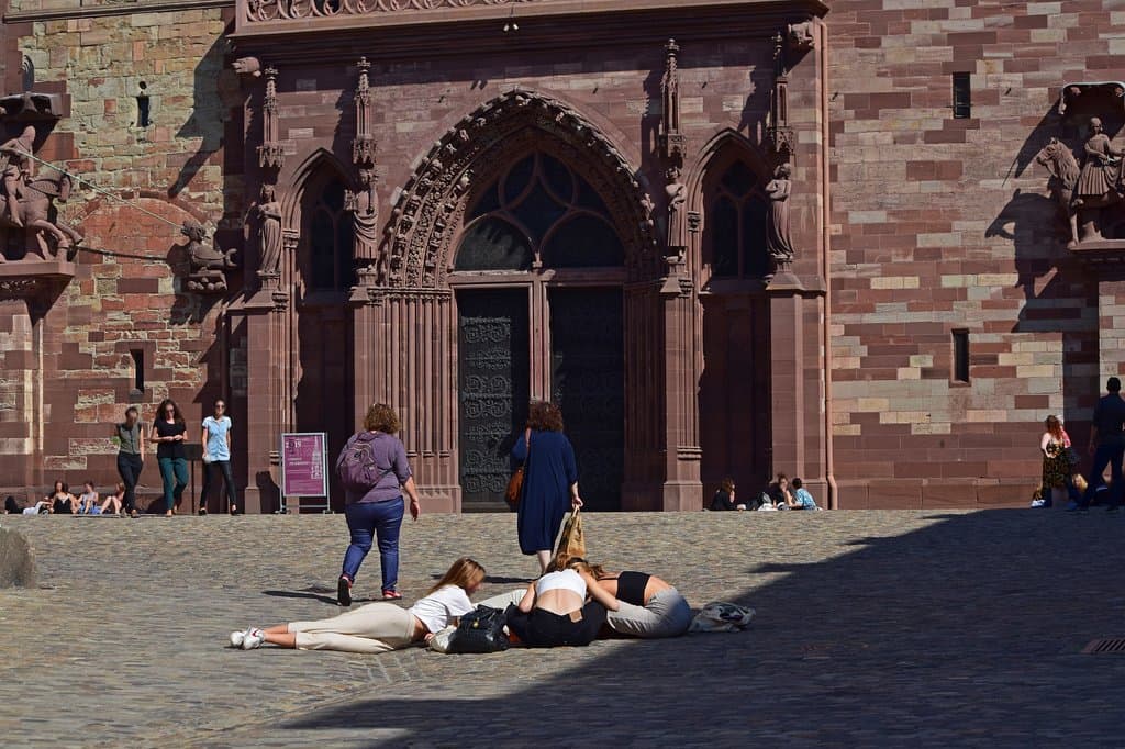 Базель. Соборная площадь. Можно прекрасно отдохнуть прямо на брусчатке