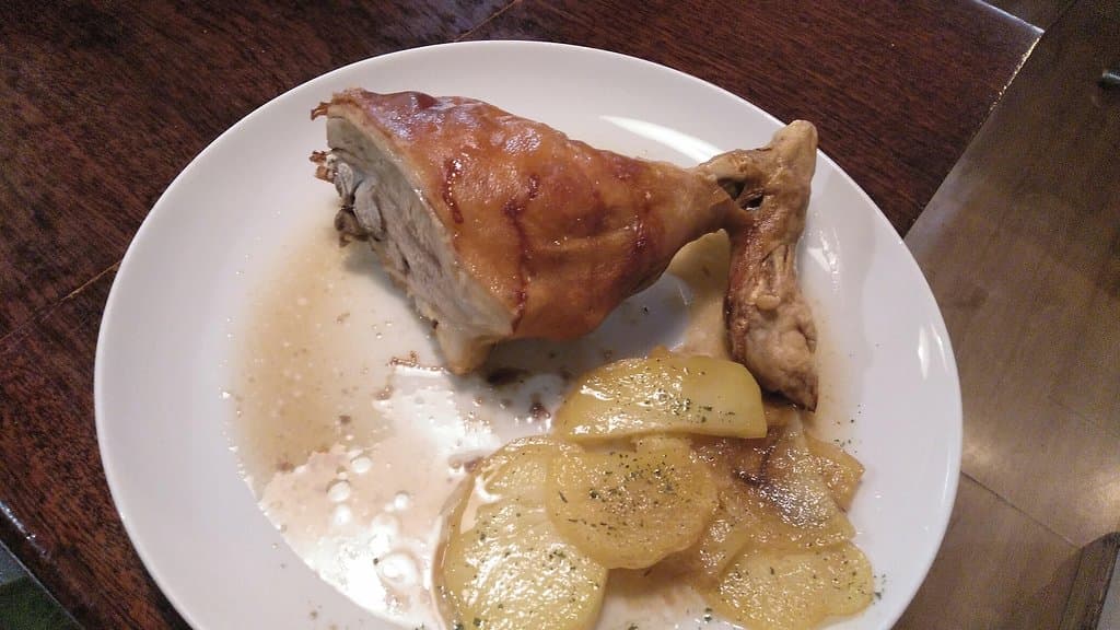 Cochinillo asado al modo tradicional