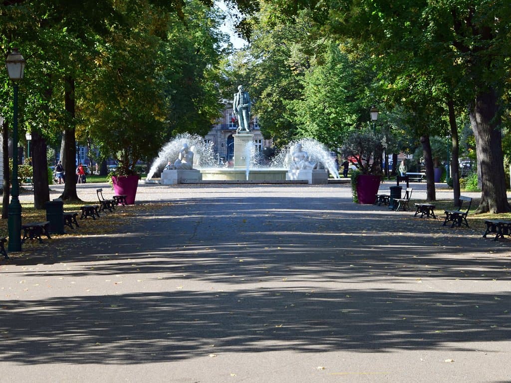 Кольмар. Марсово поле. Фонтан со статуей адмирала Бруата