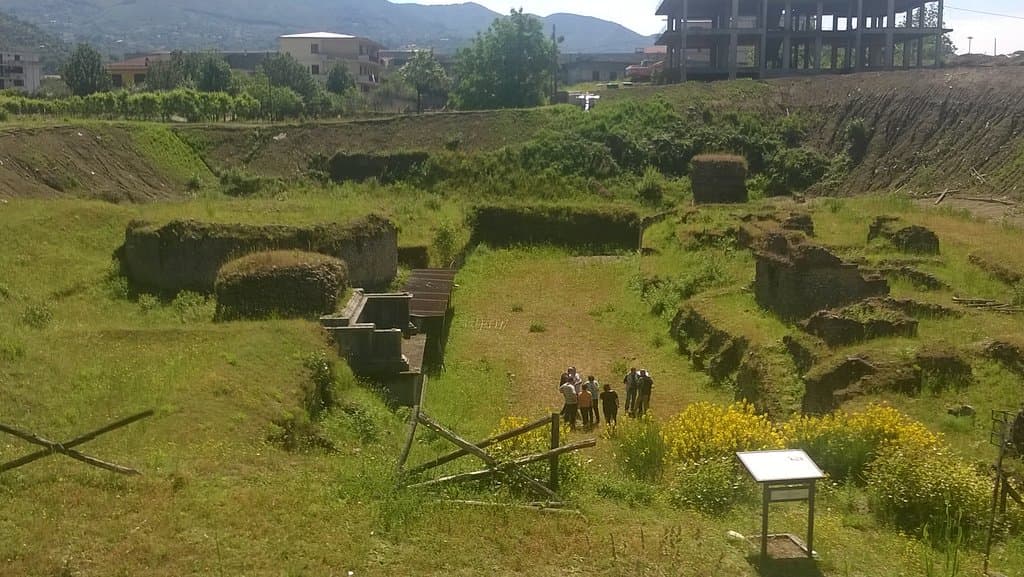 la strada fiancheggiata dai monumenti funebri