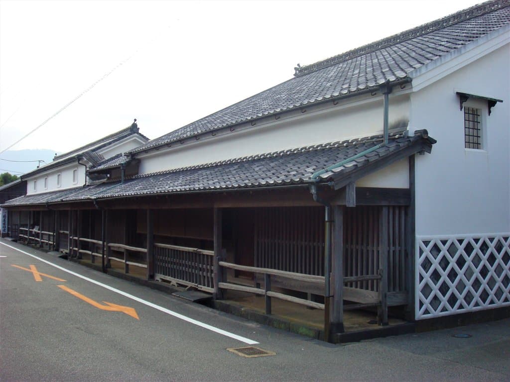 菊屋家は、江戸時代、毛利藩の御用を勤めた商家です。現存する大型商家としては最古の部類に属し、主屋や本蔵、金蔵など5棟が重要文化財に指定されています。