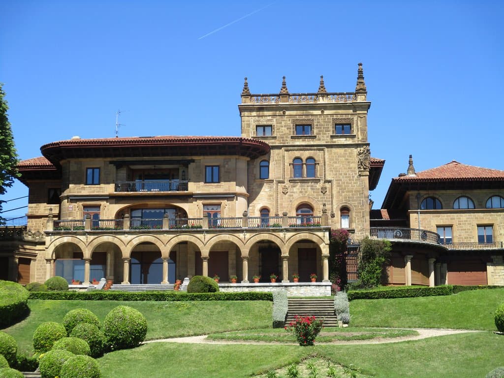 Palais Lezama-Leguizamon (1903) par José Maria BASTERRA puis transformé par Manuel Maria SMITH en 1919. La bibliothèque, sise dans la tour avec pinacles a brulé en 1933