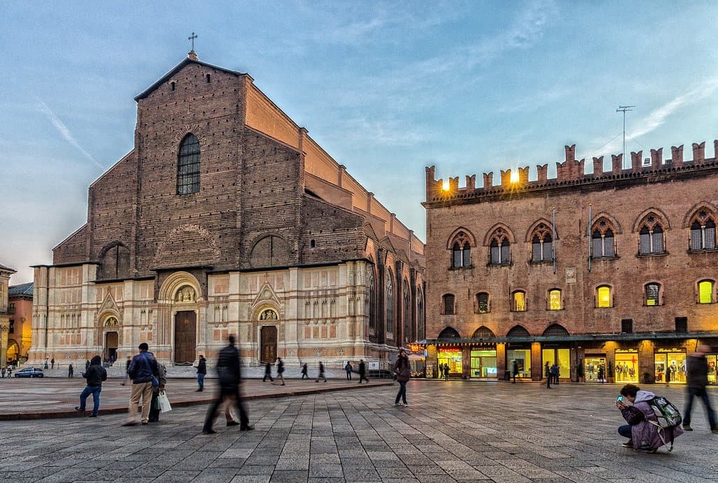 La basilica di San Petronio è la chiesa più grande di Bologna: domina l'antistante piazza Maggiore e, nonostante sia ampiamente incompiuta, è una delle chiese più vaste d'Europa.
