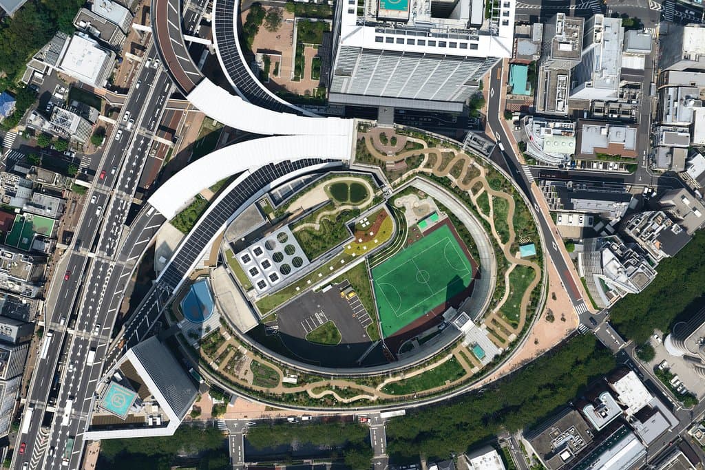 上空からの写真。楕円形の外側がジャンクション屋上の公園。