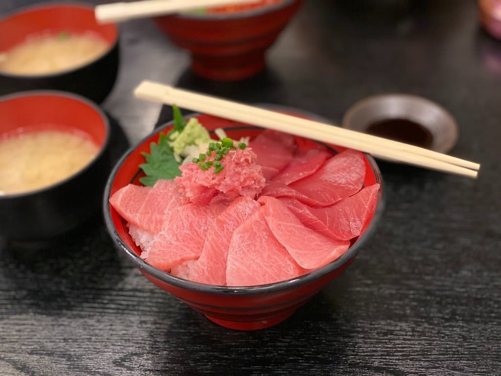 新鮮美味的吞拿魚腩丼