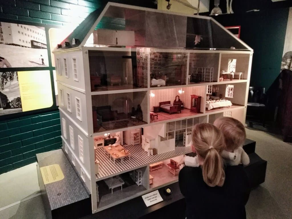 Doll house hotel