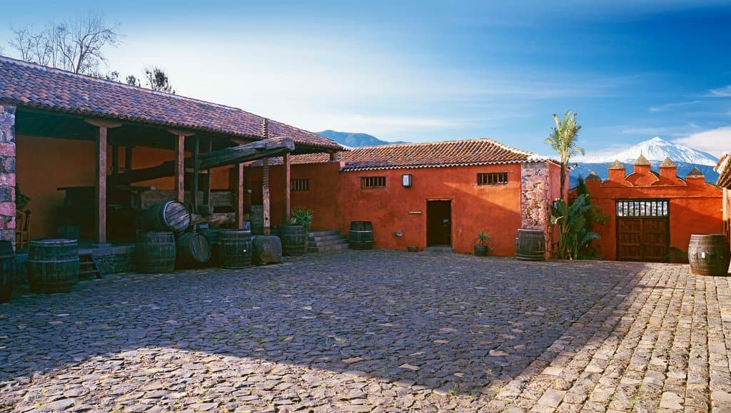 Nuestro patio central con el lagar, y el Teide nevado al fondo