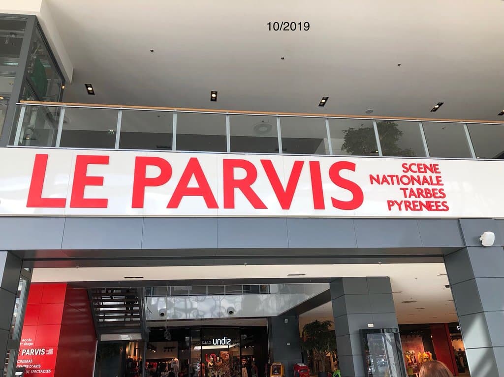 Le Parvis, au 1er étage du C.C. Le Méridien à Ibos propose cinéma, expositions, spectacles .....