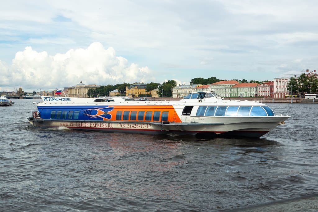 «МЕТЕОРЫ» линии PETERHOF EXPRESS отличаются повышенным уровнем комфорта, безопасности и сервиса. Доступны 3 категории мест: «Standart», «Comfort» и «Business» с панорамным видом с носовой части метеора.