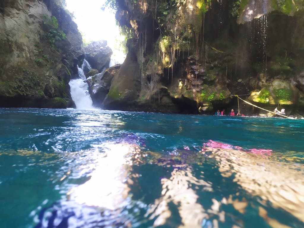Mi lugar favorito de la huasteca potosina , puente de dios  es un área natural muy hermosa y relajante donde tienes contacto con la naturaleza escuchar el sonido del agua caer. Te recomiendo llegar super temprano  puedas disfrutar mas  de este bellisimo lugar  en la entrada hay comida  y locker para guardar tus pertenencias,el uso de chaleco es obligatorio.